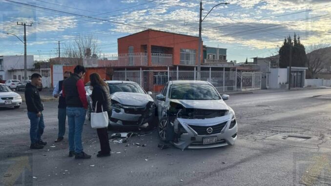 Chocan en cruce de la colonia Dale, daños cuantiosos