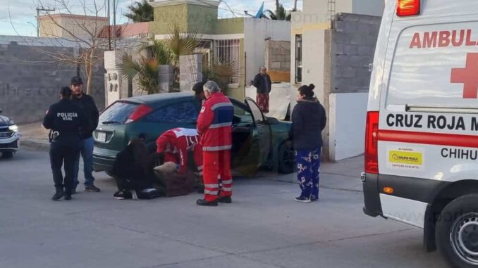 Mujer resulta atropellada por su propio vehículo en la colonia Atenas