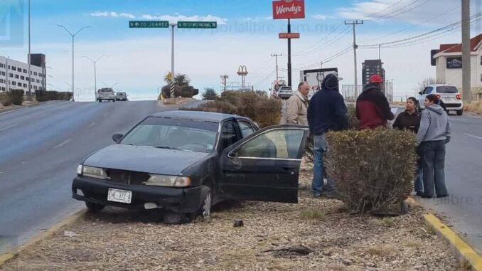 Conductora choca contra cordón en el Juventud y va al hospital