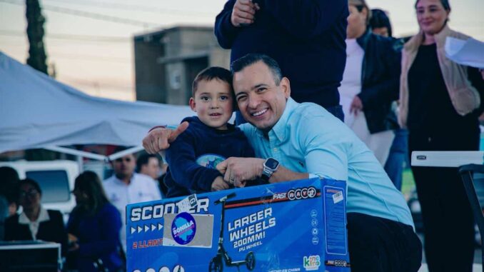 Asiste alcalde Marco Bonilla a verbena popular en la colonia PRI de Parral