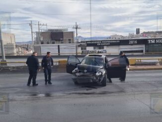 Choca y abandona su vehículo en periférico de la Juventud