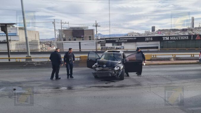 Choca y abandona su vehículo en periférico de la Juventud