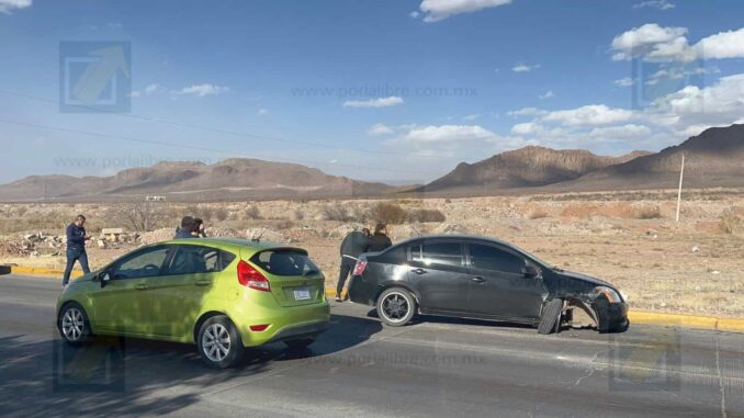 Choca en la vialidad Sacramento al ganarle la curva
