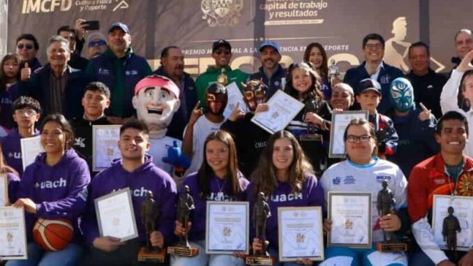 Desfilan ganadores de la edición número 38 del Premio Teporaca 2024 