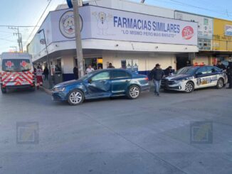 Conductora no respeta el alto y queda lesionada tras provocar un choque en el Centro