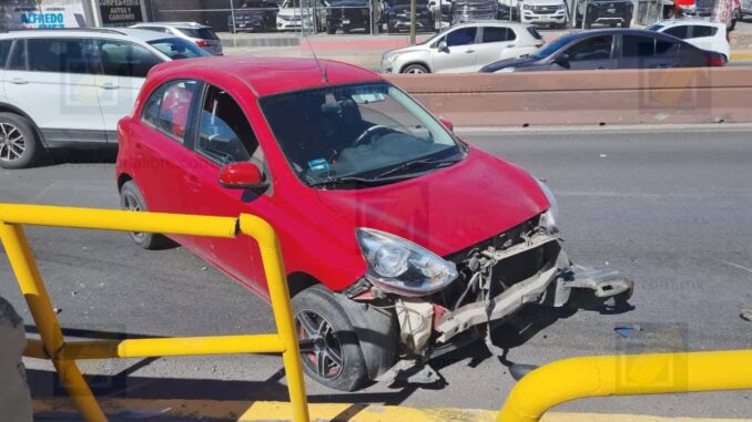 Accidente de dos vehículos en la curva de los choques de La Cantera; caos vial