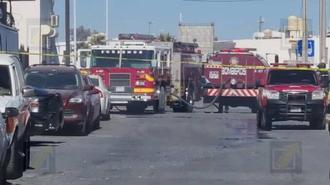 Rescatan a hombre en silla de ruedas de incendio en su casa por acumulación de basura