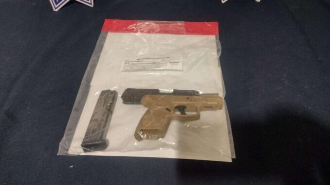 Detienen a mujer por portación de arma de fuego