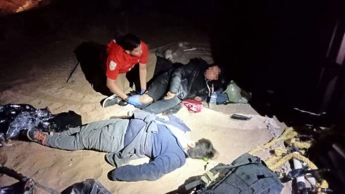 Dos mujeres resultan lesionadas al caer del muro fronterizo en intento de cruce