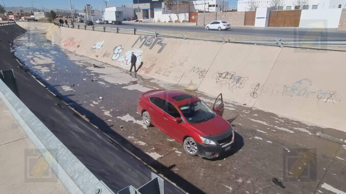 Automovilista pierde el control y cae al canal en vialidad Los Nogales