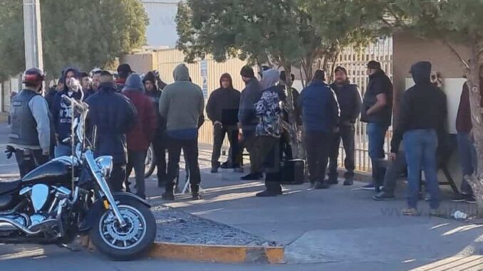 Inconformes aseguran que continúan despidos y protestas en planta maquiladora