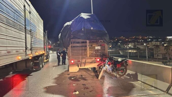 Motociclista choca contra camioneta en Periférico de la Juventud y Canal
