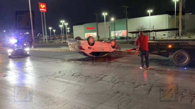 Choque con volcadura en Avenida Tecnológico y Homero bloquea el tráfico