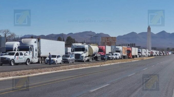 Bloquean camioneros caseta de Sacramento; denuncian a Transporte del Estado por corrupción