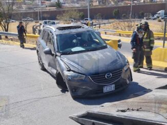 Vuelca en su Mazda tras maniobra para evitar a un perro