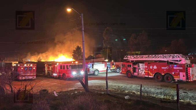 Incendio consume fábrica  de colchones en la colonia Granjas Cerro Grande