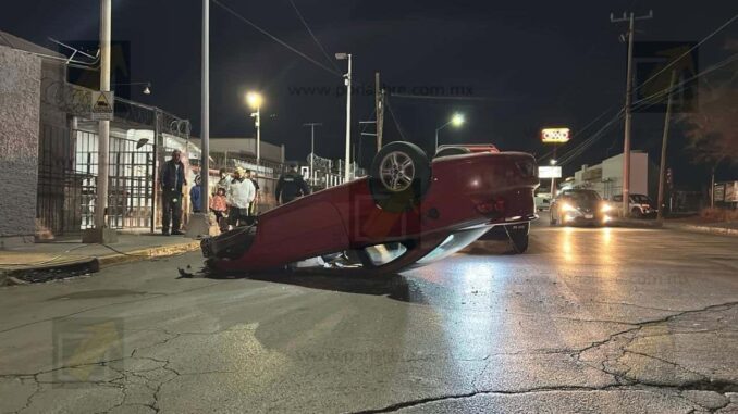 Conductor de vehículo se impacta contra poste y vuelca en avenida Zaragoza