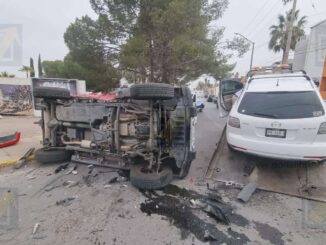 Conductora vuelca y cae sobre otro vehículo en el Ortiz Mena