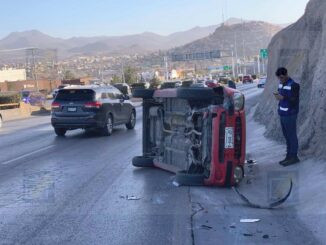 Vehículo impacta contra talud y vuelca en el Periférico de la Juventud