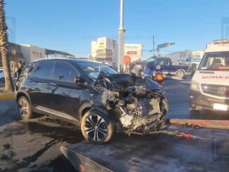 Fuerte choque en cruce sin semáforos de la avenida Tecnológico deja dos lesionados