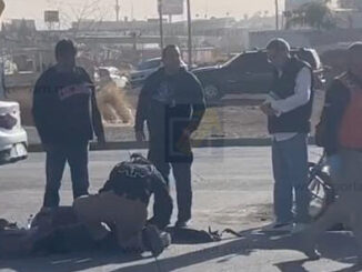 Conductor lesiona a motociclista tras omitir alto y provocar un choque
