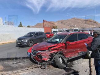 Conductor choca en el canal contra valla tras maniobra para evitar atropellar a una mujer