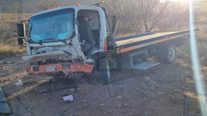 Chofer de grúa resulta lesionado en accidente en carretera Delicias-Chihuahua
