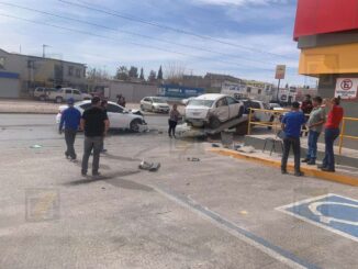 Quedan tres lesionados en choque sobre la avenida Los Arcos