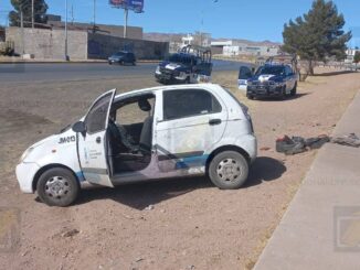 Vuelca empleado de la JMAS en la vialidad Los Nogales