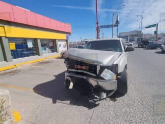 Elemento de la GN Carreteras intenta culpar a conductor tras encontronazo; se pasó en rojo