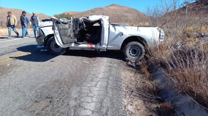 Controlan fuga de gas tras volcadura en la salida a Ricardo Flores Magón; un lesionado