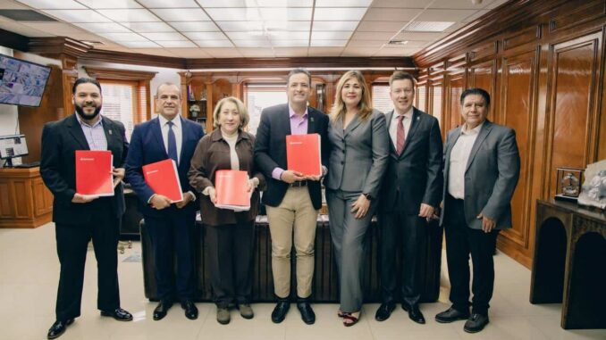 Firma Alcalde convenio con Santander para crédito que se usará en obra pública