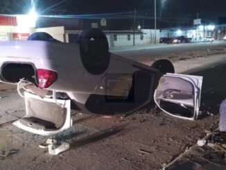 Conductor pierde el control, choca y vuelca su vehículo en Villa Juárez