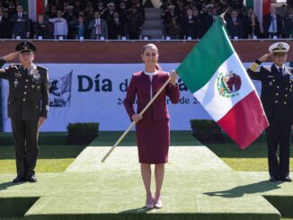 Sheinbaum reivindica la soberanía y a los migrantes en el Día de la Bandera