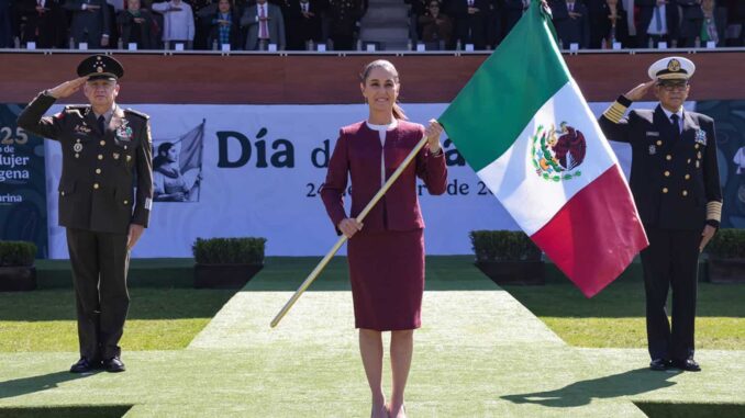 Sheinbaum reivindica la soberanía y a los migrantes en el Día de la Bandera