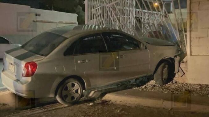 Conductora pierde el control y se impacta contra una vivienda en Villas del Rey