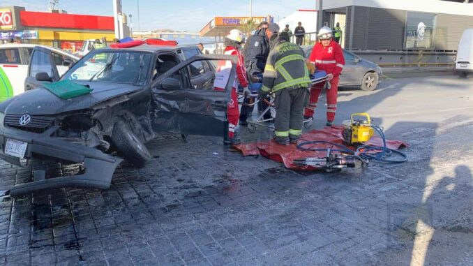 Conductora omite alto para ingresar a la Tecnológico; provoca choque y queda atrapada