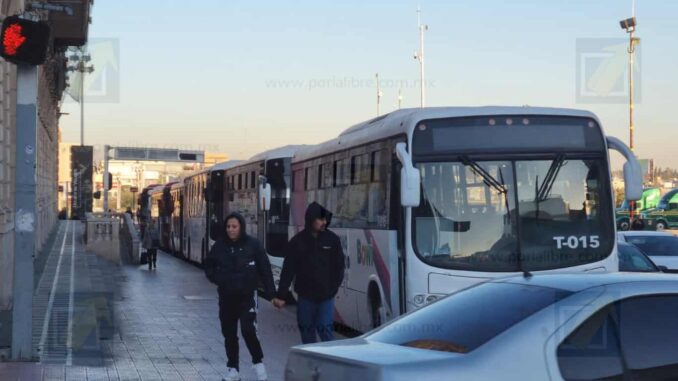 Protestan choferes del Bowí en palacio; servicio se reduce al mínimo