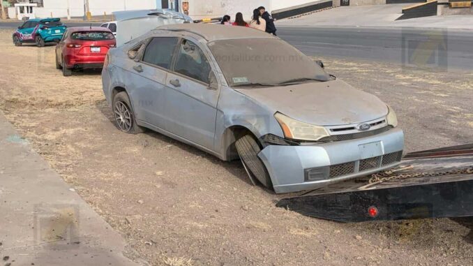 Conductora vuelca al pasar una curva en la vialidad Los Nogales y Sosa Vera