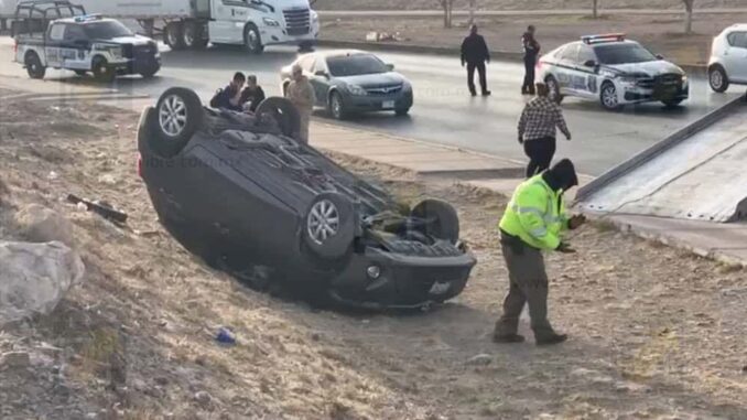 Conductor  pierde el control y sufre volcadura en prolongación Homero