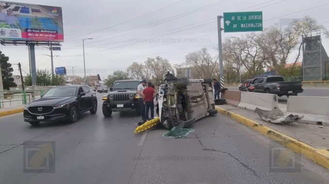 Dos mujeres quedan heridas tras choque volcadura en La Cantera; una de consideración