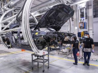 Trump ‘da reversa’ a aranceles para autos de México y Canadá