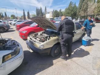 Roban autopartes y pertenencias de tres vehículos en la Ciudad Deportiva