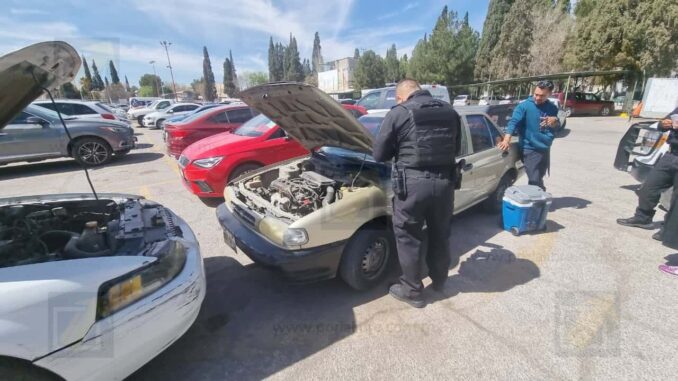 Roban autopartes y pertenencias de tres vehículos en la Ciudad Deportiva