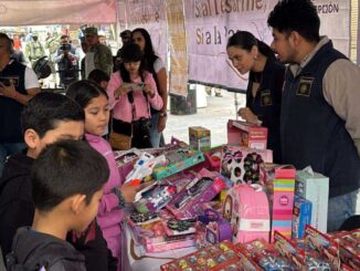 Intercambian juguetes bélicos por didácticos en campaña de desarme