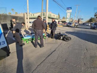 Motociclista derrapa y choca contra poste en la avenida Heroico Colegio Militar
