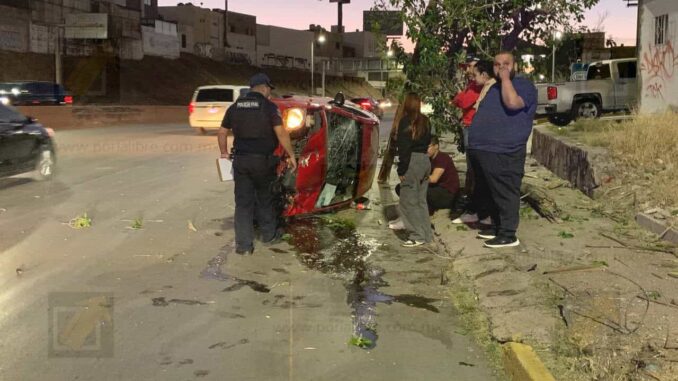 Joven pierde el control de su vehículo y vuelca en La Cantera