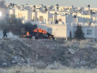 Incendio de camioneta en avenida Rivera Real