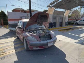 Corto circuito provoca incendio de vehículo cerca de gasolinera