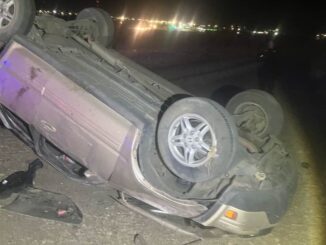 Salida de camino con volcadura cobra la vida de una mujer en Cuauhtémoc